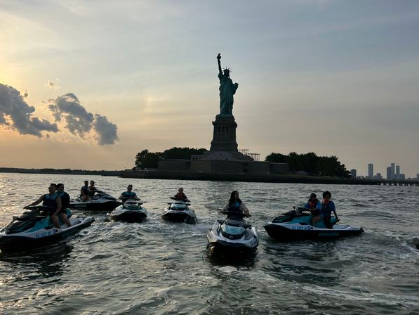 Jet Ski the NYC Skyline: Big Apple Landmarks image 3