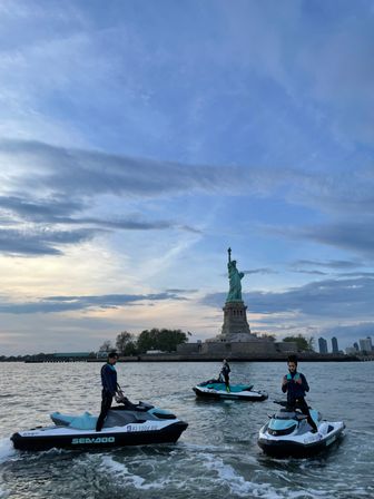Jet Ski the NYC Skyline: Big Apple Landmarks image 12
