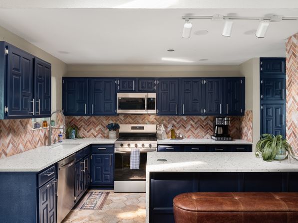 Lake Travis Waterfront Home: Sand Volleyball Court, Pool Table, Putting Green, Hot Tub/Pool & More image 23