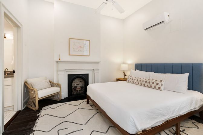 Double Condo Rental with Spacious and Luxurious Art-Filled Suites, Private Rooftop Terrace & Parking image 10