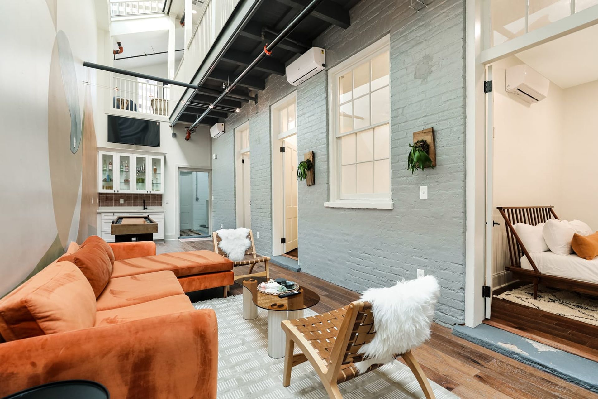 Luxurious 11-Bed, 8-Bath Condo Combo with Parking image 1