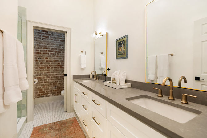 Double Condo Rental with Spacious and Luxurious Art-Filled Suites, Private Rooftop Terrace & Parking image 14