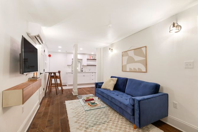 Double Condo Rental with Spacious and Luxurious Art-Filled Suites, Private Rooftop Terrace & Parking image 11