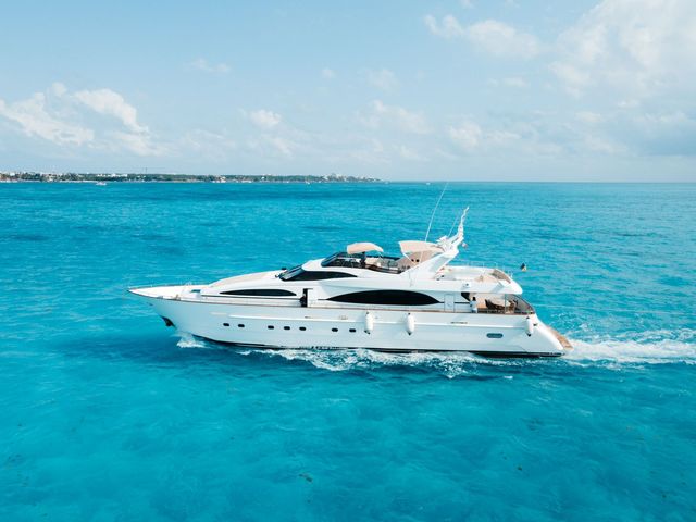 Private Luxury Yacht Experience to Isla Mujeres (100ft) image 3