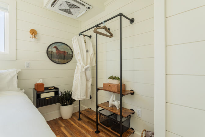 2BR Luxury Houseboat - Pool & Rooftop - Sleeps 6 image 13