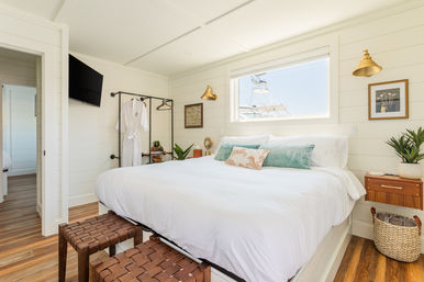 2BR Luxury Houseboat - Pool & Rooftop - Sleeps 6 image 10