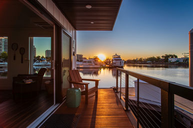 2BR Luxury Houseboat - Pool & Rooftop - Sleeps 6 image 2