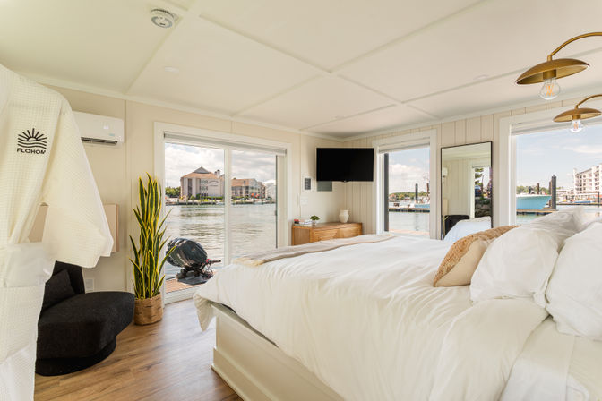 Luxury Houseboat - Rooftop - Steps from the beach image 6