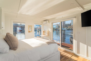 Luxury Houseboat - Rooftop Fire Pit - 360 Skyline Views image 6