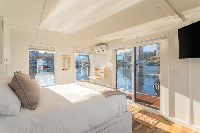 Luxury Houseboat - Rooftop Fire Pit - 360 Skyline Views image 6