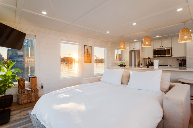 Luxury Houseboat - Rooftop Fire Pit - 360 Skyline Views image 23