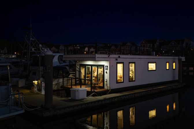 2BR Luxury Houseboat - Pool & Rooftop - Sleeps 6 image 16