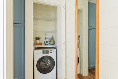 2BR Luxury Houseboat - Pool & Rooftop - Sleeps 6 image 25