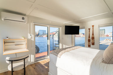 Luxury Houseboat - Rooftop Fire Pit - 360 Skyline Views image 18
