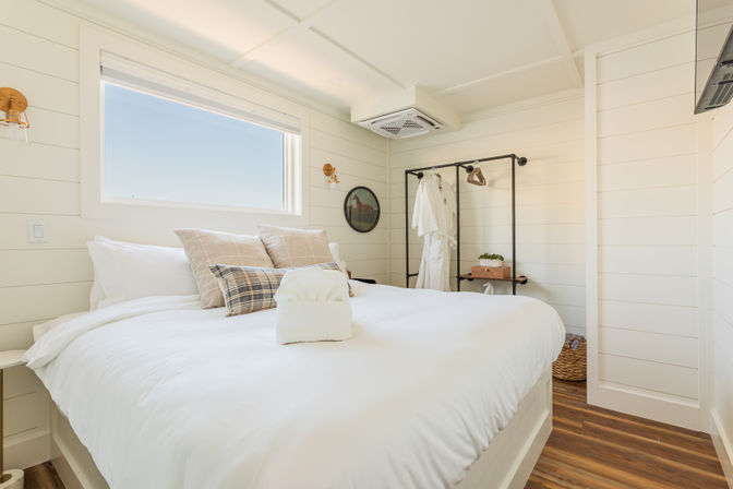 2BR Luxury Houseboat - Pool & Rooftop - Sleeps 6 image 12
