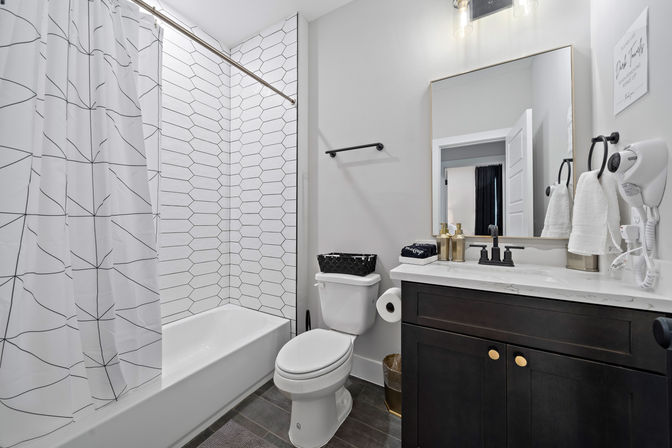 The Black House: Downtown Escape with Hot Tub, Chef, Stylish Decor, Massage & Mixology Class image 33