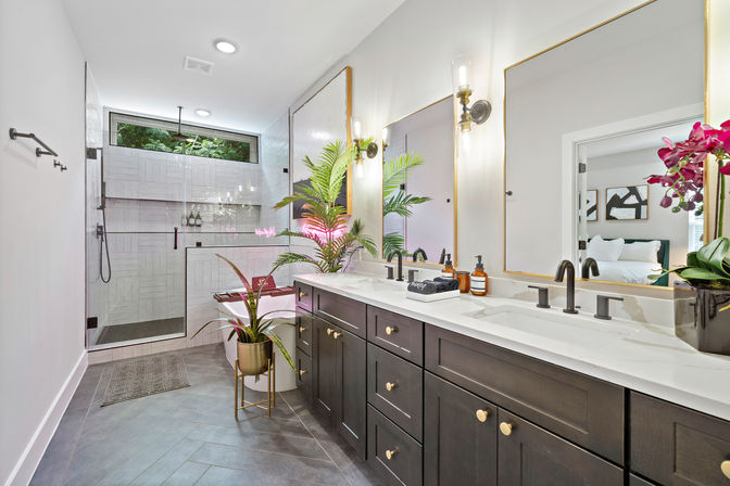 The Black House: Downtown Escape with Hot Tub, Chef, Stylish Decor, Massage & Mixology Class image 25