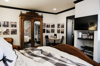 The Winchester Lodge: Boutique Hill Country Stay Just One Block from Main Street image 68