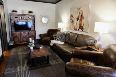 The Winchester Lodge: Boutique Hill Country Stay Just One Block from Main Street image 103