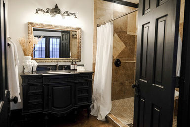 The Winchester Lodge: Boutique Hill Country Stay Just One Block from Main Street image 52