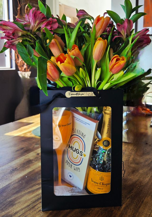 Bubles Champagne & Flowers Delivered Same Day image 4