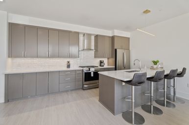 Modern Condo: 2-5 Bedroom Units in Downtown, steps from the French Quarter with full kitcken image 9