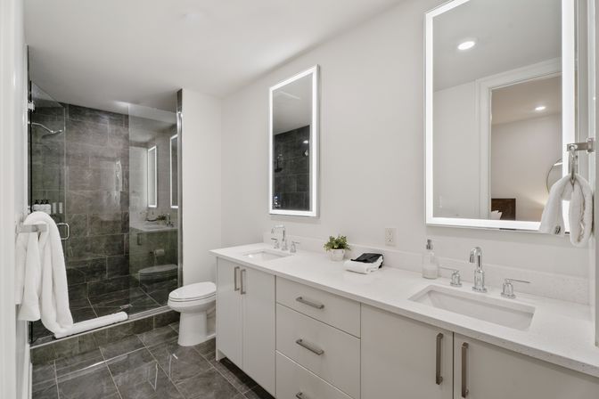 Modern Condo: 2-5 Bedroom Units in Downtown, steps from the French Quarter with full kitcken image 5