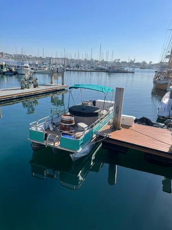Hot Tub Cruisin': 8-Person Party Boat Rental with Hot Tub On Board image 6