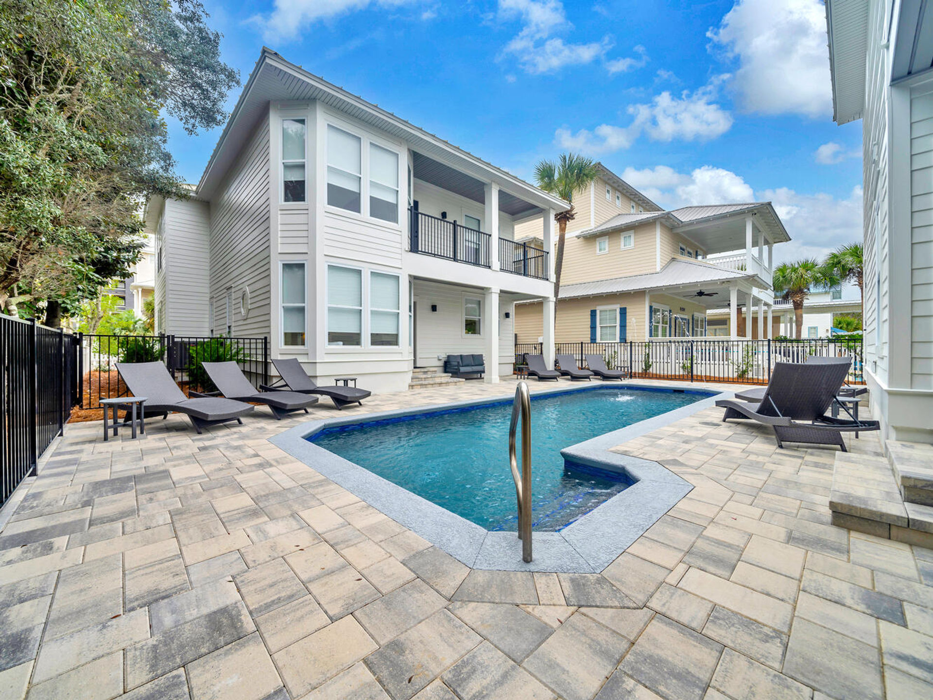 Sea-N-Double - Walk to Beach, Private Pool, Outdoor Kitchen, Carriage House image 1