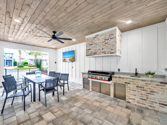 Sea-N-Double - Walk to Beach, Private Pool, Outdoor Kitchen, Carriage House image 14