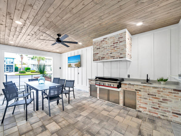 Sea-N-Double - Walk to Beach, Private Pool, Outdoor Kitchen, Carriage House image 14