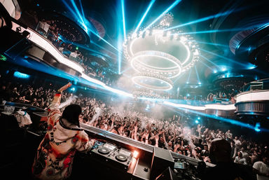 Vegas Club Crawl with Party Bus, Free Drinks & VIP Entry image 5