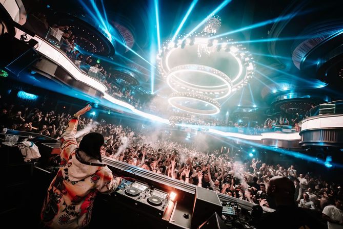 Vegas Club Crawl with Party Bus, Free Drinks & VIP Entry image 5