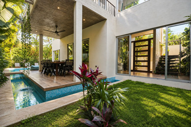 Highly Rated Bachelorette Villa image 4