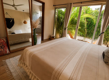 Highly Rated Bachelorette Villa image 13