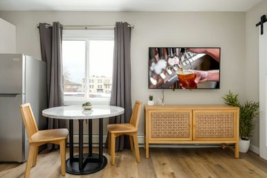 Downtown Newly Remodeled Apartment, AC, Beach image 8