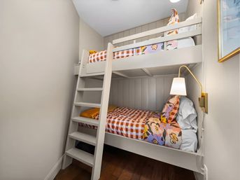 Urban Stay By The Bay: Downtown Pet-Friendly Home image 11