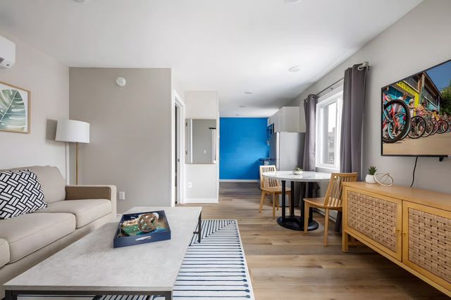 Downtown Newly Remodeled Apartment, AC, Beach image 3