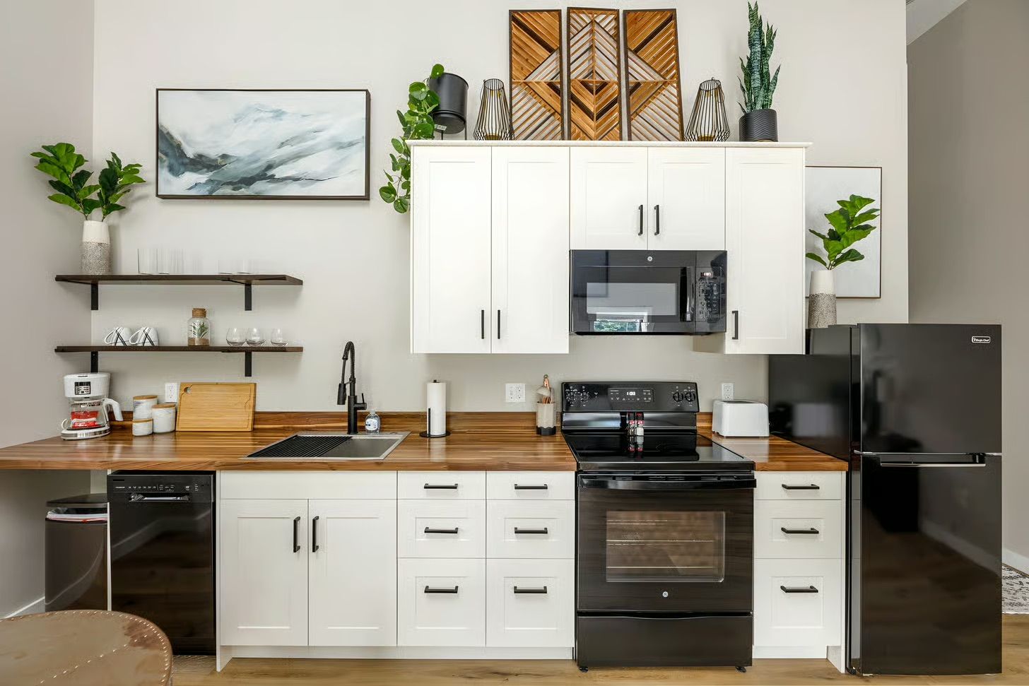 Modern & Cozy Studio, Walk to Downtown & Beach image 1