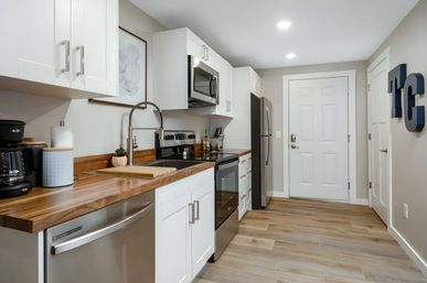 Large Apt, Downtown, AC, Beach, Shops, Walk image 6
