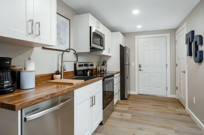 Large Apt, Downtown, AC, Beach, Shops, Walk image 6