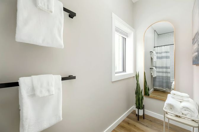 Modern & Cozy Studio, Walk to Downtown & Beach image 10
