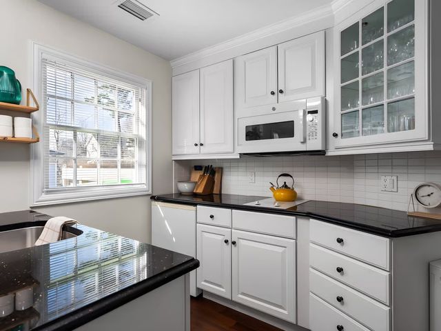 Urban Stay By The Bay: Downtown Pet-Friendly Home image 4