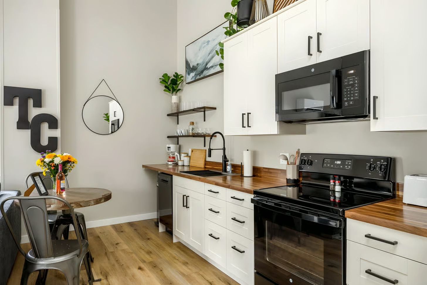 Modern & Cozy Studio, Walk to Downtown & Beach image 3
