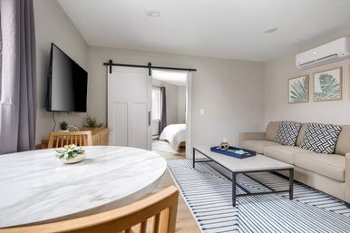 Downtown Newly Remodeled Apartment, AC, Beach image 4