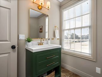 Urban Stay By The Bay: Downtown Pet-Friendly Home image 13