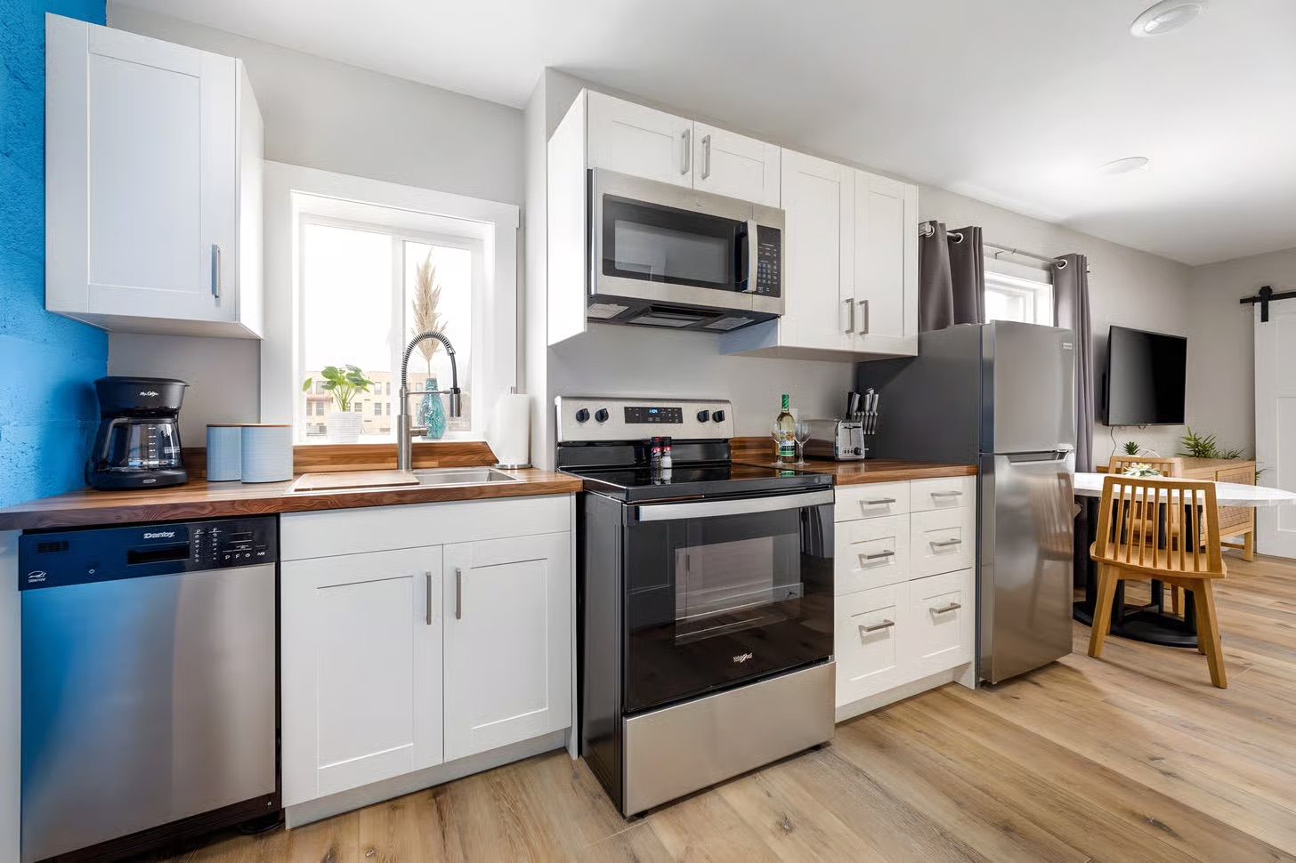 Downtown Newly Remodeled Apartment, AC, Beach image 1