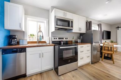 Downtown Newly Remodeled Apartment, AC, Beach image 1