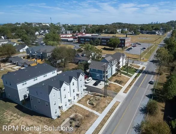 Spinnin’ Pretty + The Record Room: 2 Homes Near Broadway (Sleeps 20) image 21