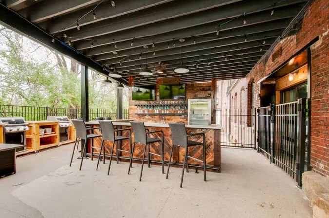 Speakeasy Loft: Historic Warehouse Stay Minutes to Broadway image 21